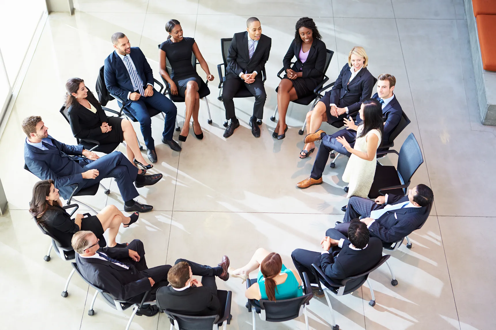 Foto — equipe reunida em roda de conversa